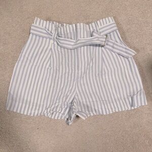 Preowned Club Monaco striped high waisted paper bag shorts size 4